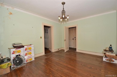 Waterfront opportunity in Wantagh, NY! This spacious 6-bedroom - photo 10