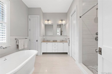 Quiet luxury meets Hamptons ease at 2 Emma's Path. Set on 0.68 - photo 11