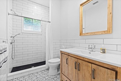 Quiet luxury meets Hamptons ease at 2 Emma's Path. Set on 0.68 - photo 13