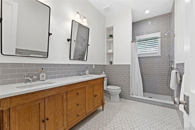 Quiet luxury meets Hamptons ease at 2 Emma's Path. Set on 0.68 - photo 15