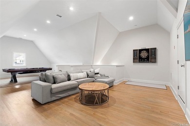 Quiet luxury meets Hamptons ease at 2 Emma's Path. Set on 0.68 - photo 17