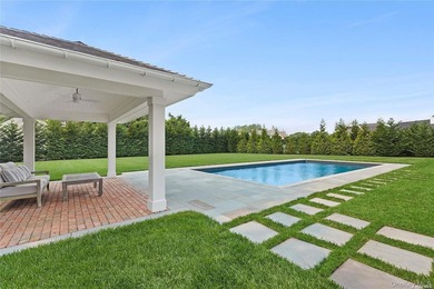 Quiet luxury meets Hamptons ease at 2 Emma's Path. Set on 0.68 - photo 18