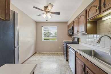 Enjoy easy main-floor living with beautiful golf course views - photo 11