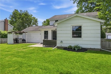 Show-stopping and meticulously maintained, this move-in ready - photo 43