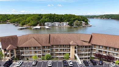 Experience low-maintenance lake living in this well-maintained - photo 1