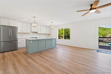 Cove location with 100 feet of lakefront, this beautifully - photo 4