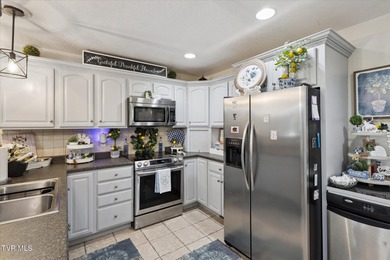 A rare find!!! 3 bedroom 2.5 bath cape cod situated on 3.04 - photo 6
