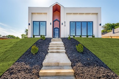 **Now Available*** - Luxury Living in Dallas!** This stunning - photo 1