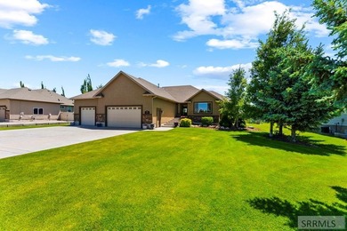 Welcome to luxury living in the prestigious Jefferson Hills Golf - photo 2