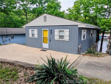 Newer HVAC, roof and gutters, water heater, and appliances - photo 2