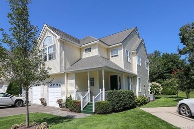 Nestled in a serene Huntington cul-de-sac, this stunning Spring - photo 1