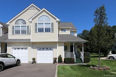 Nestled in a serene Huntington cul-de-sac, this stunning Spring - photo 2