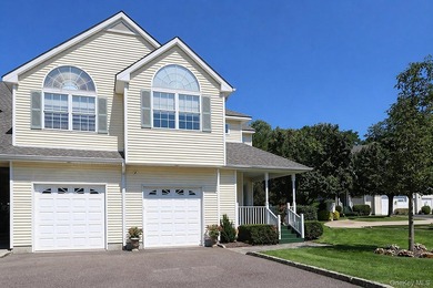 Nestled in a serene Huntington cul-de-sac, this stunning Spring - photo 3