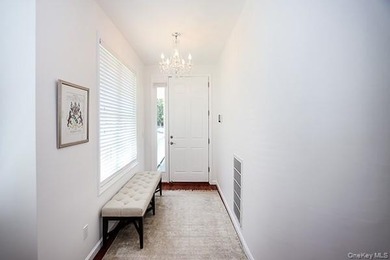 Nestled in a serene Huntington cul-de-sac, this stunning Spring - photo 4