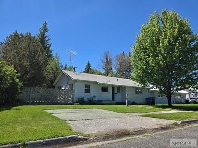 Great home in a wonderful neighborhood in St. Anthony. This home - photo 1