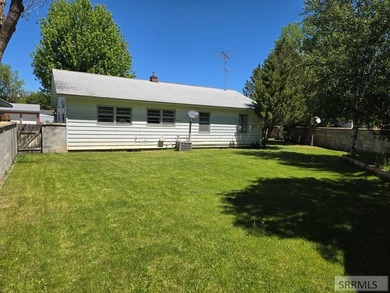 Great home in a wonderful neighborhood in St. Anthony. This home - photo 3