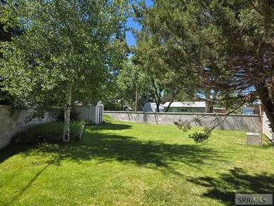 Great home in a wonderful neighborhood in St. Anthony. This home - photo 4