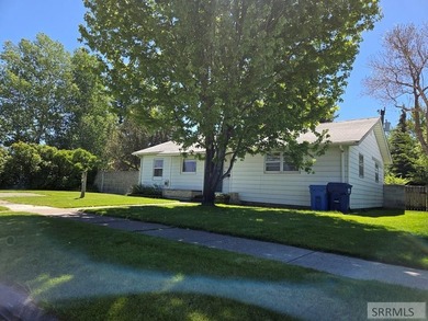 Great home in a wonderful neighborhood in St. Anthony. This home - photo 6
