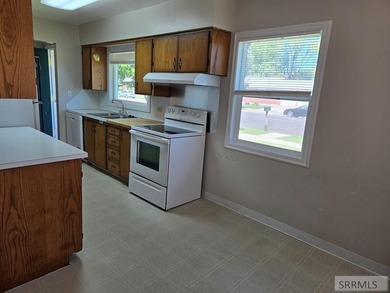Great home in a wonderful neighborhood in St. Anthony. This home - photo 8