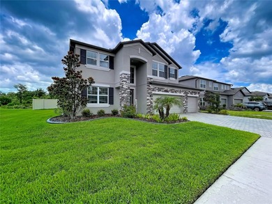 LUXURY, PRIVACY & ELEGANCE! Perfectly situated on a quiet cul de - photo 4