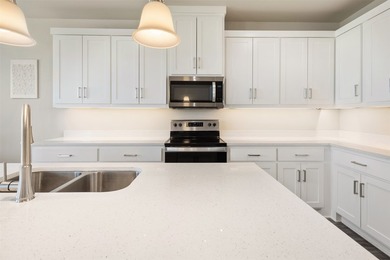 Practically new 3-2 home featuring quartz countertops, custom - photo 11