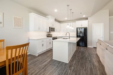 Practically new 3-2 home featuring quartz countertops, custom - photo 12
