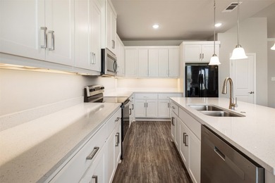 Practically new 3-2 home featuring quartz countertops, custom - photo 13