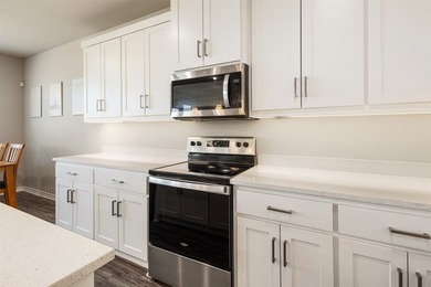 Practically new 3-2 home featuring quartz countertops, custom - photo 15