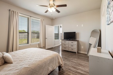 Practically new 3-2 home featuring quartz countertops, custom - photo 17