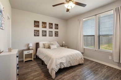 Practically new 3-2 home featuring quartz countertops, custom - photo 18