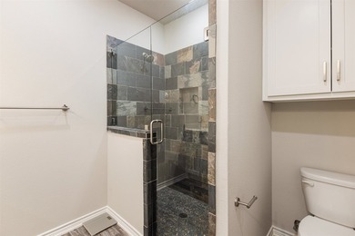 Practically new 3-2 home featuring quartz countertops, custom - photo 20
