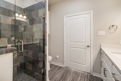 Practically new 3-2 home featuring quartz countertops, custom - photo 21