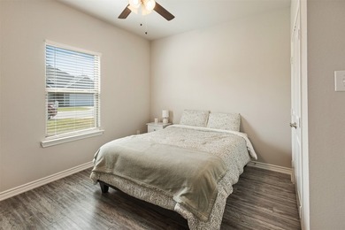 Practically new 3-2 home featuring quartz countertops, custom - photo 22