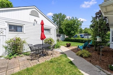 Experience the charm of lakefront living on peaceful non-sports - photo 38