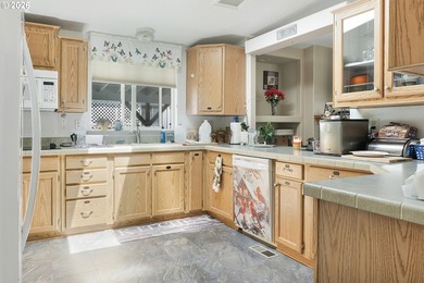 Enjoy spacious, comfortable living in this well-maintained - photo 2