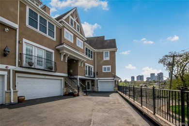 Beautiful 3 bedroom townhome in the luxurious gated condo - photo 1