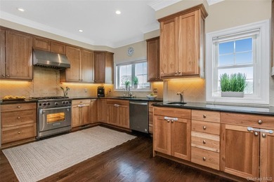 Beautiful 3 bedroom townhome in the luxurious gated condo - photo 7