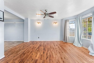 Start packing! This well-maintained 1998 Parade Home features - photo 13
