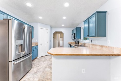 Start packing! This well-maintained 1998 Parade Home features - photo 20