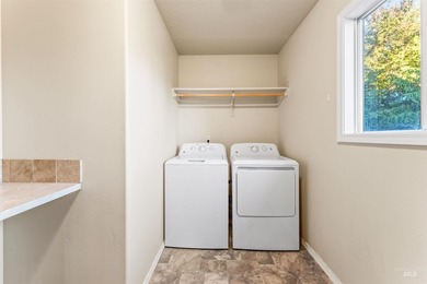 Start packing! This well-maintained 1998 Parade Home features - photo 26