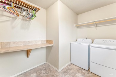 Start packing! This well-maintained 1998 Parade Home features - photo 27