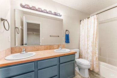 Start packing! This well-maintained 1998 Parade Home features - photo 33