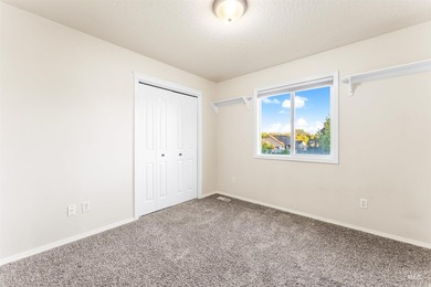 Start packing! This well-maintained 1998 Parade Home features - photo 34