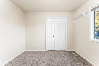 Start packing! This well-maintained 1998 Parade Home features - photo 35