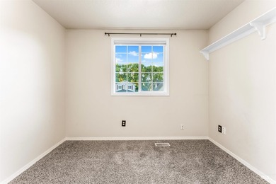 Start packing! This well-maintained 1998 Parade Home features - photo 37