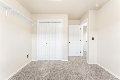 Start packing! This well-maintained 1998 Parade Home features - photo 38