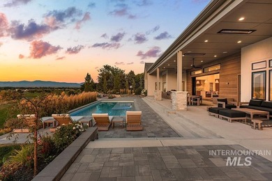 An irreplaceable single-level estate perched on nearly an - photo 4