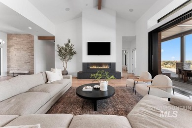 An irreplaceable single-level estate perched on nearly an - photo 8