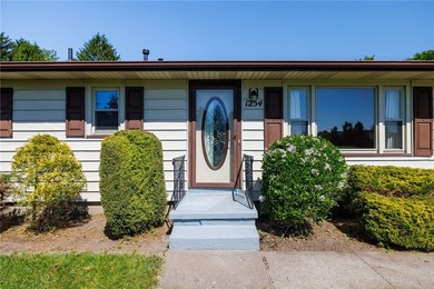 Perfect Easy Living in a Highly Desirable Location! This - photo 3