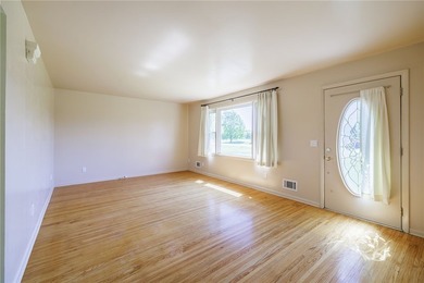 Perfect Easy Living in a Highly Desirable Location! This - photo 4